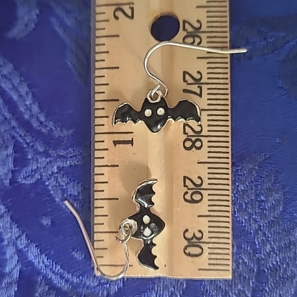 🍂3/$10 🦇 The Cutest Bitty Bat Earrings! Silvertone & Black Enamel Dangles - Picture 6 of 10